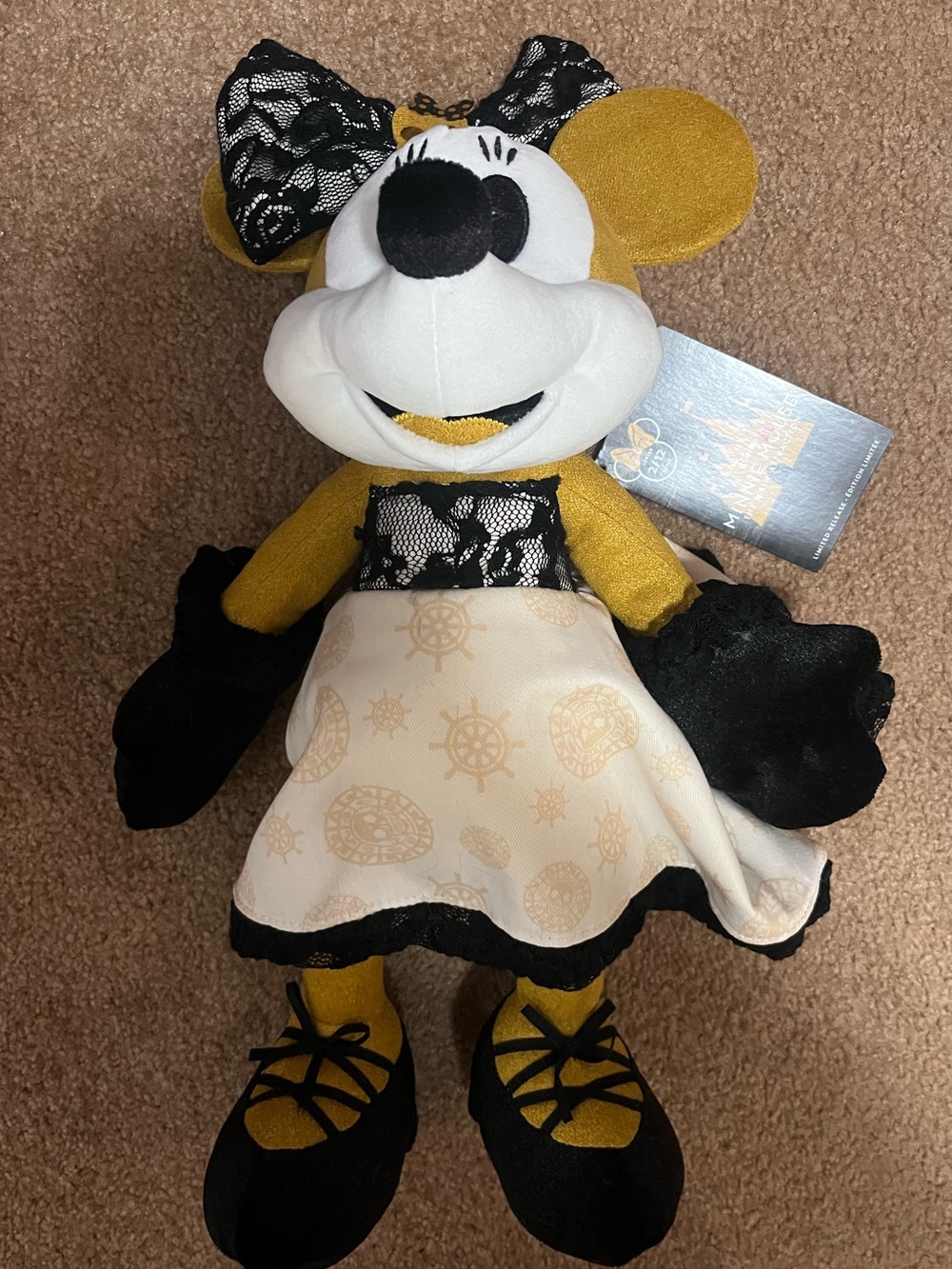 The Main Attraction Pirates of the Caribbean Minnie Mouse Disney Plush 🖤💛🖤